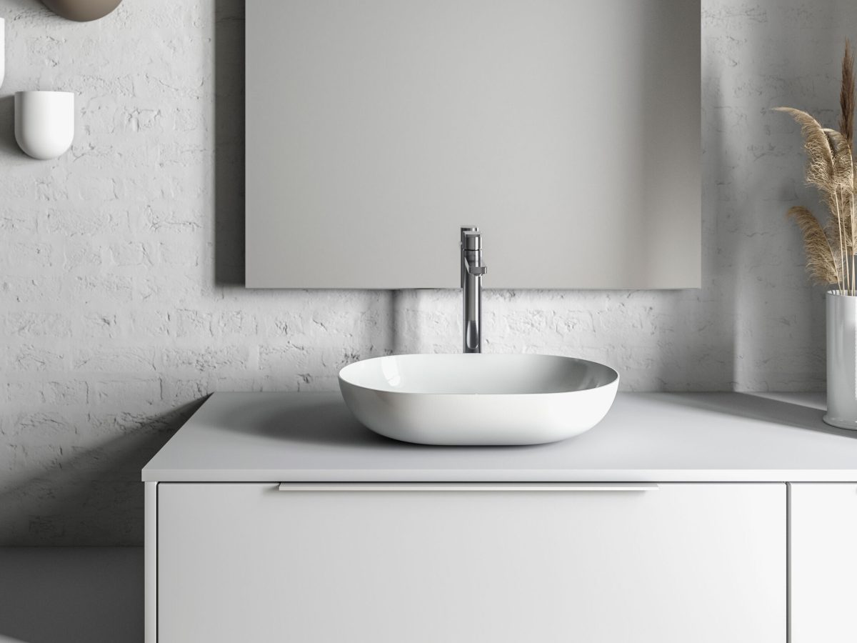 Temal kylpyhuone, jossa rauhallinen tunnelma, harmaa Design-kaluste, valkoinen Aatos-allas, emaliallas, upea valo,